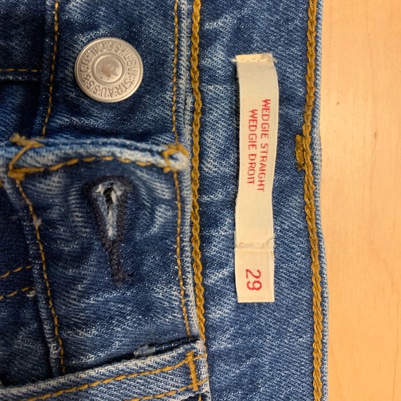 Levi’s wedgie jean, raw hem - Picture 3 of 6